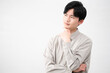 © aijiro - 長袖シャツを着ている若い男性　ライフスタイルイメージ