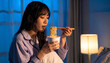 © st - 夜にカップ麺を食べる女性