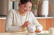 © 琢也 栂 - The image of a young woman who enjoys saving money and building assets