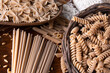 © zole4 - primo piano di diversi tipi di pasta su uno sfondo di legno
