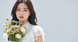 © mocography - 白いレースドレスを着て花束を持つ美しい女性のポートレート