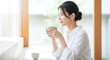 © Blue Studio - カフェでコーヒー・日本茶を飲む女性