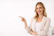 © Shock0991 - Uśmiechnięta kobieta wskazująca palcem na białym tle