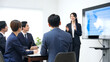 © metamorworks - セミナー、プレゼン、プレゼンテーション、講師、ビジネス、チームワーク、経営、会議、ミーティング、モニター、画面、グループ、プロジェクト、企画、ワークショップ、研修、提案、レッスン、スクール、ビジネスウーマン、キャリアウーマン、企業、会社員、投資、コンサルタント、コンサルティング、アドバイザー、ビジネスマン、ビジネスパーソン、スーツ、サラリーマン、日本人、男性、女性、オフィス、職場、仕事、事務所、仕