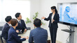 © metamorworks - セミナー、プレゼン、プレゼンテーション、講師、ビジネス、チームワーク、経営、会議、ミーティング、モニター、画面、グループ、プロジェクト、企画、ワークショップ、研修、提案、レッスン、スクール、ビジネスウーマン、キャリアウーマン、企業、会社員、投資、コンサルタント、コンサルティング、アドバイザー、ビジネスマン、ビジネスパーソン、スーツ、サラリーマン、日本人、男性、女性、オフィス、職場、仕事、事務所、仕