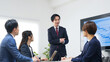 © metamorworks - 会議、ミーティング、ビジネス、チームワーク、リーダーシップ、経営、上司、社長、ビジネスパーソン、指導、グループ、協力、ワークショップ、同僚、人材、部下、パワハラ、意見、プレゼンテーション、提案、ビジネスマン、スーツ、会社員、サラリーマン、日本人、男性、女性、オフィス、職場、仕事、働く、企業、就職、エグゼクティブ、会議室、会話、相談、営業、商談、説明、ビジネスシーン、コピースペース、室内、熱弁、説得