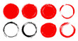 © Cil - Coleção de oito selos e molduras circulares grunge vermelhas e pretas com textura de pincelada, ideais para design gráfico transparente.