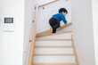 © HYP LLC - ベビーゲートを越えて階段を上る幼児