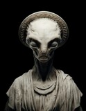 Retrato de una figura alienígena con rasgos clásicos y un halo, en un estilo que recuerda a una estatua antigua.