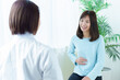 © taka - 医師の診断を受ける女性　お腹　産婦人科
