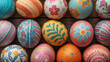 © fantasyart3d - Collezione di uova di Pasqua colorate con decorazioni floreali dipinte a mano su sfondo di legno. Generative AI