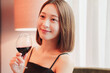 © maroke - ホテルの客室でワインを楽しむ大人の女性