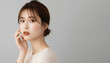 © mocography - 上品なメイクの大人かわいい女性の美容ポートレート (Soft Radiance Portrait Series)