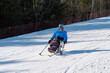 © Alex - A wheelchair user controls the speed of descent on a snowy slope