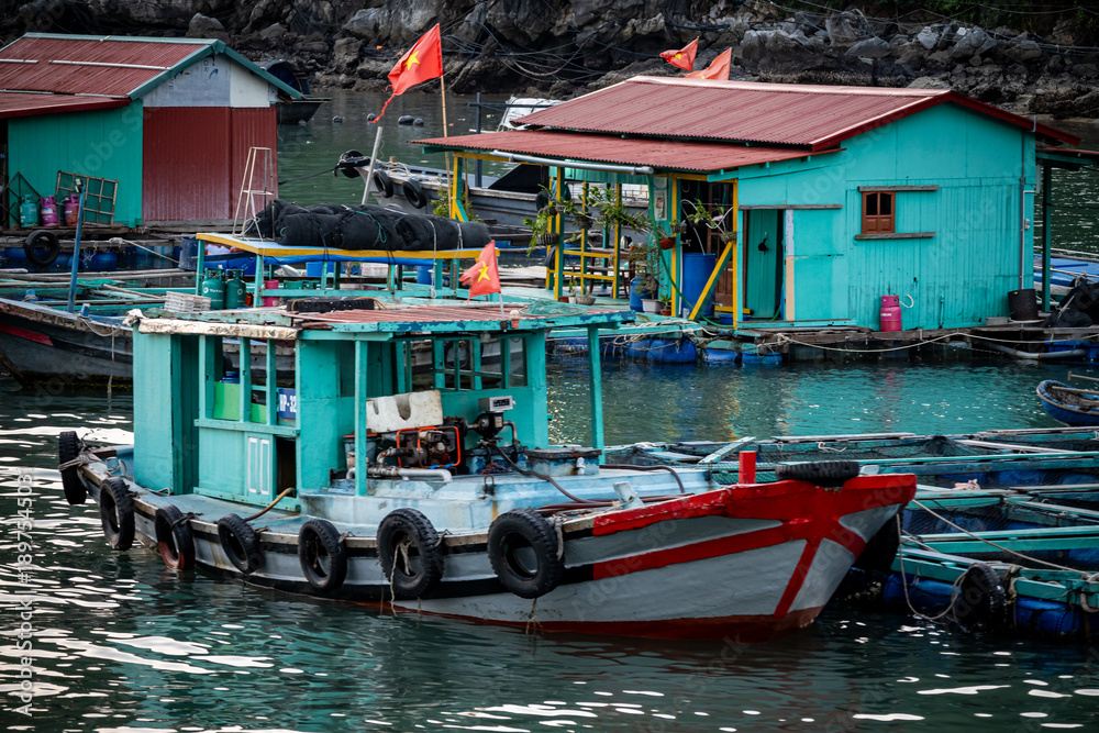 Schwimmende Häuser und Fischerboote in der Halong-Bucht