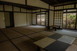 © Kinapi - 廃業した温泉街にある旅館跡の大広間