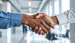 © theshooter - Apretón de manos entre dos profesionales en entorno corporativo, concepto de acuerdo comercial, confianza mutua, colaboración empresarial, cooperación y cierre exitoso de un trato o negocio