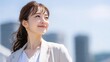 © AI-HAL8 - 都会の青空の下で成功を確信する日本人ビジネスウーマン