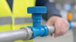 © Business Image - Ein Techniker entnimmt Wasserproben aus dem Spülbecken im deutschen Technikraum zur Instandhaltung der Gebäudetechnik.