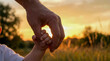 © Aromas - una silueta de una mano niño junto a la mano del padre, concepto del día del padre, con espacio para texto