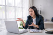 © Wasana - Frustrated businesswoman analyzing data on laptop screen