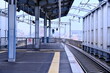 © taka - 駅のホームと線路、安全を支える黄色の点字ブロックが続く風景（公共交通機関・バリアフリー）