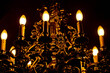 © Luiz Leite - Lustre de teto dentro de sala escura.