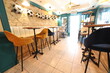 © robin-clouet.fr - Chaises et tables dans un restaurant sportif