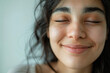 © Colombe Delons - Portrait en gros plan d’une personne souriante, yeux fermés ou regard tourné, mettant en valeur l’expression naturelle, la peau lumineuse et le sourire authentique, symbole de bien-être et de confianc