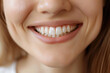 © Colombe Delons - Portrait en gros plan d’une personne souriante, yeux fermés ou regard tourné, mettant en valeur l’expression naturelle, la peau lumineuse et le sourire authentique, symbole de bien-être et de confianc