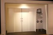 © Seven - ドアが閉められた空港の国際線搭乗口