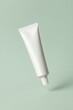 © Rawpixel.com - Minimalist white cosmetic tube