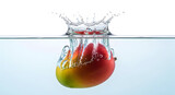 Mangga utuh jatuh ke dalam air dengan percikan menyimbolkan kebersihan dan pencucian produk segar