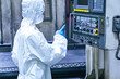 © metamorworks - 工場、作業員、機械、操作、操作盤、コントロールパネル、装置、半導体、製造業、防護服、防塵服、仕事、産業、工業、モノづくり、メーカー、エンジニア、人材、働く、薬品、化学、女性、日本人、メンテナンス、点検、管理、検査、整備、安全、保守、確認、チェック、クリーンルーム、白衣、食品、衛生、清掃、洗浄、梱包、包装、物流、倉庫、制御盤、機材、テクノロジー、DX、マシンオペレーター、工作機械、制御、人物