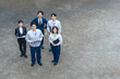 © metamorworks - 屋外に並ぶ会社従業員の集合写真