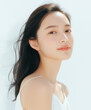 © SHIHO - 美容, 女性, スキンケア, 化粧品, ビューティー, 若い女性, 美肌, 日本人, アジア人, フェイシャル, メイク, 美容液, 保湿, クリーム, エイジングケア, 美容医療, エステ, 美容クリニック, 肌ケア, ナチュラルメイク, 透明感, ツヤ肌, モデル, 笑顔, ポートレート, クローズアップ, リラックス, 癒し, 健康的, 美白, コラーゲン, ヒアルロン酸, アンチエイジング