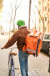 © Oscar - Courier cyclist delivering food in an urban environment