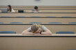 © christophe papke - Studentin schläft im Hörsaal – Müdigkeit, Lernstress und Erschöpfung im Studium