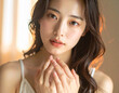 © toko_studio - 不安で手を組む若い女性/Anxious young woman clasping her hands