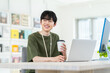 © pain au chocolat - オフィスでコーヒーを飲む若い男性