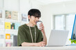 © pain au chocolat - オフィスでコーヒーを飲む若い男性