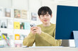 © pain au chocolat - オフィスでスマホを使う若い男性のデザイナー