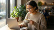 © M - 自然光あふれるカフェでのリモートワーク