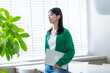 © ponta1414 - オフィスでノートパソコンを持つ若い日本人女性社員のビジネスシーン