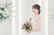 © buritora - 結婚式場でブーケを持つ花嫁・新婦の女性