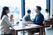 © ponta1414 - オフィスで商談・打ち合わせを行うビジネスパーソンたち