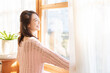 © miya227 - カーテンを開ける女性