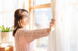 © miya227 - カーテンを開ける女性