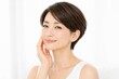 © HueStudio - 素肌に触れる40代日本人女性 清潔感のあるスキンケア