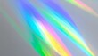 © Feryu - Abstrakter Regenbogen-Lichteffekt auf grauem Hintergrund mit lebendigen Farben und Mustern.